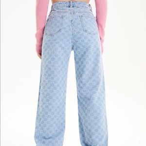 HIGH WAISTED LIGHT BLUE JEANS